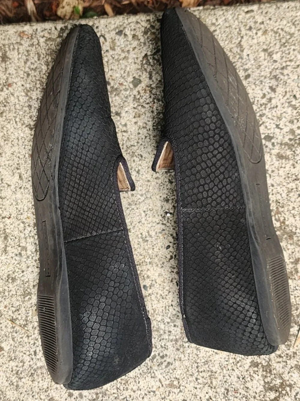 Kelly & Katie Peyton size 8 Black suede flats, faux 🐍 🐍